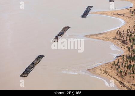 Frankreich, Var, Frejus, Hochwasser am Montag 25 November 2019, Überlauf des Küstenflusses von Argens, Saint Aygulf Bezirk, die Strände (Luftaufnahme) Stockfoto