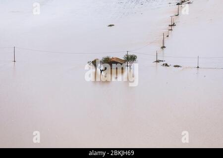 Frankreich, Var, Puget sur Argens, Hochwasser am Montag, 25. November 2019, Überlauf des Küstenflusses Argens, Schuppen (Luftaufnahme) Stockfoto