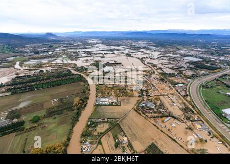 Frankreich, Var, Frejus, Hochwasser am Montag, 25. November 2019, Überlauf des Küstenflusses Argens, Bezirk Le Bouisset, Le Reyran rechts (Luftaufnahme) Stockfoto