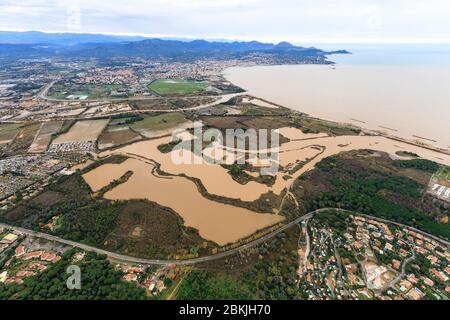 Frankreich, Var, Frejus, Hochwasser am Montag, 25. November 2019, Überlauf des Küstenflusses Argens, Villepey Teiche, Frejus Hafen und Saint Raphael (Luftaufnahme) Stockfoto