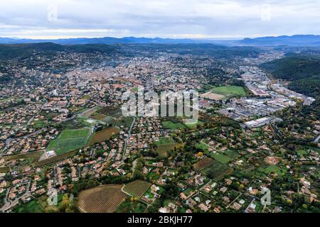 Frankreich, Var, Draguignan, Hochwasser am Montag, 25. November 2019, Überlauf des Flusses Nartuby im Vordergrund (Luftaufnahme) Stockfoto