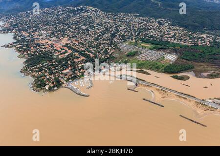 Frankreich, Var, Frejus, Hochwasser am Montag, 25. November 2019, Überlauf des Küstenflusses von Argens, Saint Aygulf (Luftaufnahme) Stockfoto