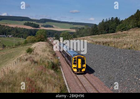 ScotRail-Schnellzug der Klasse 158, der an der Kreuzung Bowland (nördlich von Galashiels) auf der Bahnlinie Borders vorbeifährt Stockfoto