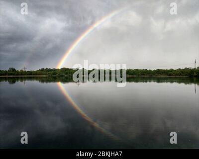 München, Bayern, Deutschland. Mai 2020. Im Langwiedersee-Gebiet von München bildet sich bei wechselndem, turbulentem Wetter, das auch Starkregen einschloss, ein doppelter Regenbogen. Kredit: Sachelle Babbar/ZUMA Wire/Alamy Live News Stockfoto