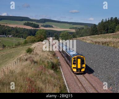 ScotRail-Schnellzug der Klasse 158, der an der Kreuzung Bowland (nördlich von Galashiels) auf der Bahnlinie Borders vorbeifährt Stockfoto