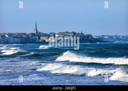 Frankreich, Ille-et-Vilaine (35), Côte d'Emeraude, Saint-Malo, vagues sur les maisons de la grande Plage du Sillon, Tempête Ciara du 10 février 2020 Stockfoto