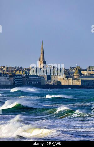 Frankreich, Ille-et-Vilaine (35), Côte d'Emeraude, Saint-Malo, vagues sur les maisons de la grande Plage du Sillon, Tempête Ciara du 10 février 2020 Stockfoto