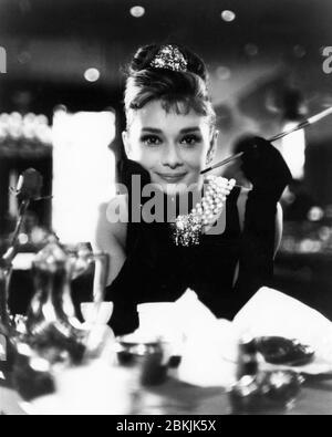 AUDREY HEPBURN als Holly Golightly Portrait von BUD FRAKER zum FRÜHSTÜCK IM TIFFANY'S 1961 Regisseur BLAKE EDWARDS Kleid Hubert de Givenchy Roman Truman Capote Jurow-Shepherd / Paramount Pictures Stockfoto