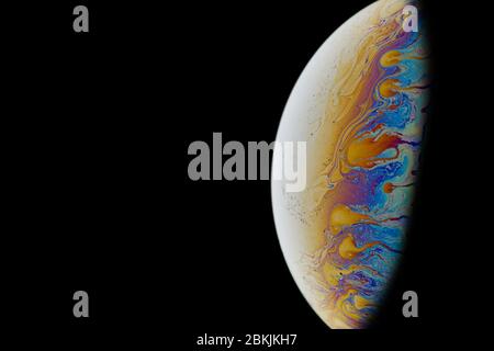 Eine halbe Seifenblase. Bunte Muster. Nahaufnahme. Teilweise Unschärfe-Effekte. Fiktiver Planet. Science Fiction. Eine hohe Auflösung. Freier Platz für Text oder Bild. Stockfoto