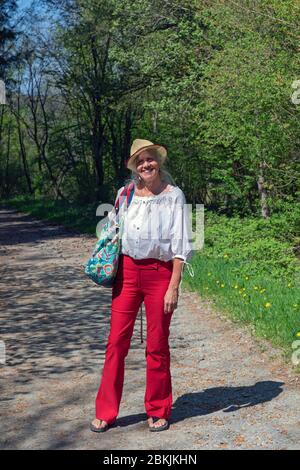 Europa, Luxemburg, Insenborn, attraktive ältere Frau, die durch den Wald geht Stockfoto