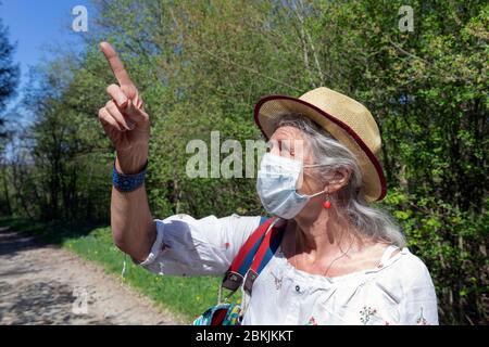 Europa, Luxemburg, Insenborn, attraktive ältere Frau, die während der Covid-19 Pandemie eine Gesichtsmaske trägt Stockfoto