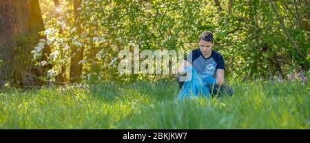 Der Freiwillige reinigt den Wald von Müll, schützt die Umwelt. Copy space Stockfoto