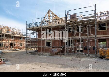 Brandneue Häuser in Trowbridge, Wiltshire gebaut. Baustelle wegen Coronavirus geschlossen - Covid 19, England UK Stockfoto