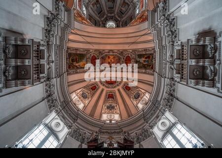 4. Feb 2020 - Salzburg, Österreich: Ultraweite Ansicht der zentralen Kuppel-Altardecke im Salzburger Dom Stockfoto