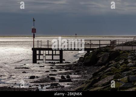 Holzsteg, West Kirby. Bei Flut an der Dee-Mündung bietet es Zugang vom See zu verankerten Yachten. Stockfoto