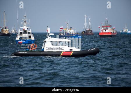 Polnische Grenzwache Schnellboot während Freizeit Fischerboote Protest in Gdynia, Polen. 30. April 2020 © Wojciech Strozyk / Alamy Stock Photo Stockfoto