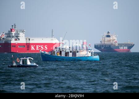 Polnische Grenzwache Schnellboot während Freizeit Fischerboote Protest in Gdynia, Polen. 30. April 2020 © Wojciech Strozyk / Alamy Stock Photo Stockfoto