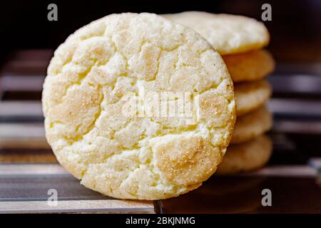 Ein Stapel von Snickerdoodle Cookies. Nahaufnahme. Cookies auf einer neutralen Glasfliesen Oberfläche verblassen in schwarzen Hintergrund. Stockfoto