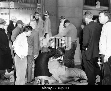 Regisseur BLAKE EDWARDS AUDREY HEPBURN und GEORGE PEPPARD mit Movie Crew am Set-Ort freute sich über die Aufnahmen vor Tiffany und Co. In Manhattan New York City zum FRÜHSTÜCK IM TIFFANY-KLEID Hubert de Givenchy Roman Truman Capote Jurow-Shepherd von 1961 / Paramount Pictures Stockfoto