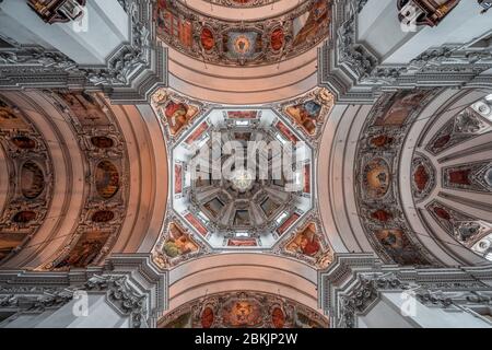 Feb 4, 2020 - Salzburg, Österreich: Ultraweite Ansicht des zentralen Domwandbildes im Salzburger Dom Stockfoto