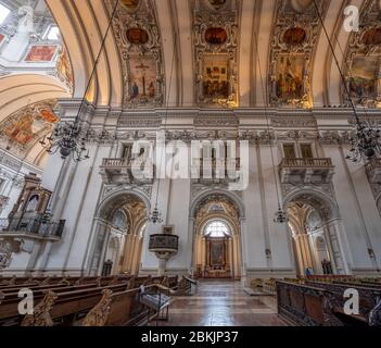 4. Feb 2020 - Salzburg, Österreich: Ultraweite Ansicht von Marmor nach oben Stockfoto