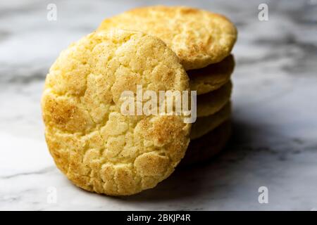 Ein Stapel von Snickerdoodle Cookies auf einer weißen und grauen Marmoroberfläche. Unscharfer Hintergrund. Nahaufnahme der mit Cookies ausgerichteten Kamera. Stockfoto