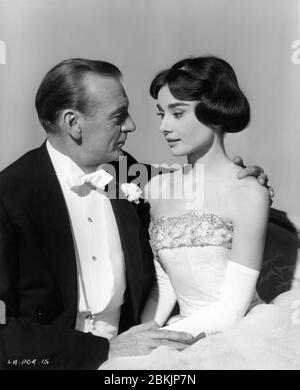 GARY COOPER und AUDREY HEPBURN posierten Werbung Porträt für DIE LIEBE AM NACHMITTAG 1957 Regisseur BILLY WILDER Drehbuch Billy Wilder und I.A.L. Diamond Billy Wilder Productions / Allied Artists Pictures Stockfoto