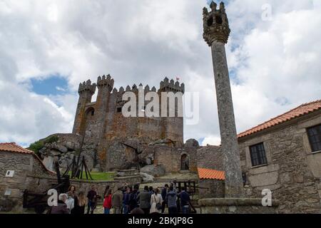 Steinpranger außerhalb des mittelalterlichen Schlosses Castelo de Penedono in Penedono, Portugal, Europa Stockfoto