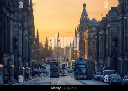 Eine Nahaufnahme einer belebten Straße. Princes Street, Edinburgh, Schottland Stockfoto