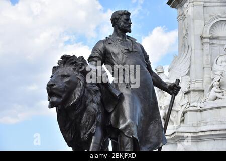 Das Victoria Memorial ist ein Denkmal für Königin Victoria, das am Ende der Mall in London liegt und vom Bildhauer Thomas B. entworfen und ausgeführt wurde Stockfoto