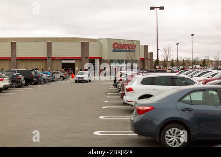 London, Kanada – 4. Mai 2020. Während der COVID-19-Pandemie warten die Käufer in der Schlange, um einen Costco Großhändler zu betreten. Stockfoto