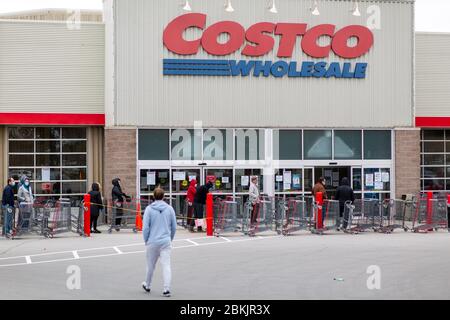 London, Kanada – 4. Mai 2020. Während der COVID-19-Pandemie warten die Käufer in der Schlange, um einen Costco Großhändler zu betreten. Stockfoto