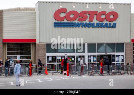 London, Kanada – 4. Mai 2020. Während der COVID-19-Pandemie warten die Käufer in der Schlange, um einen Costco Großhändler zu betreten. Stockfoto