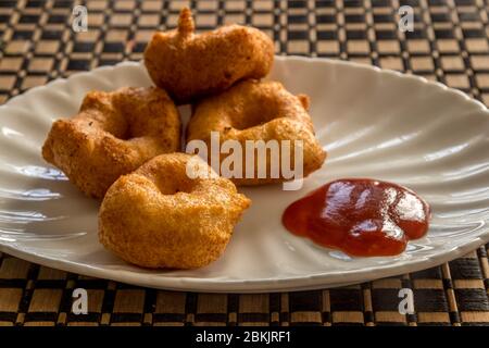 vada für den Morgen und Abend Snacks auf dem Tisch serviert Stockfoto