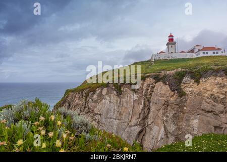 Stürmische Wetterlandschaft an der Atlantikküste bei Cabo da Roca, Portugal, Frühling Stockfoto