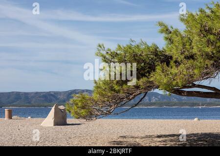 Bol Strand auf der Insel Brac während eines sonnigen Tages im Sommer. Schöne weiße Kieselsteine mit Strand und eine klare blaue Adria schaffen eine idyllische ruhige sc Stockfoto