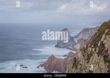 Stürmische Wetterlandschaft an der Atlantikküste bei Cabo da Roca, Portugal, Frühling Stockfoto