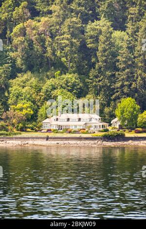 NAHE BREMERTON, WASHINGTON STATE, USA - JUNI 2018: Haus am Wasserrand bei Bremerton. Stockfoto