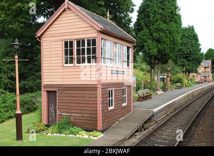 Hampton Loade, England - August 2016: Blick auf die hölzerne Signalbox am Bahnhof Hampton Loade auf der Severn Valley Railway Stockfoto