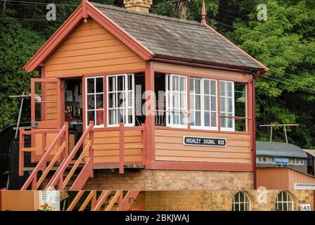 Highley, England - August 2016: Landschaftsansicht des originalen hölzernen Signalkastens an der Highley Station auf der Severn Valley Railway Stockfoto