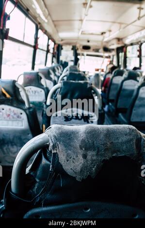 Das Innere eines alten Busses Stockfoto