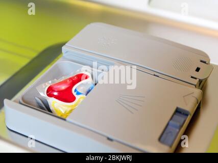 Nahaufnahme des Waschmitteltabletts im Spülmaschineneinsatz Stockfoto