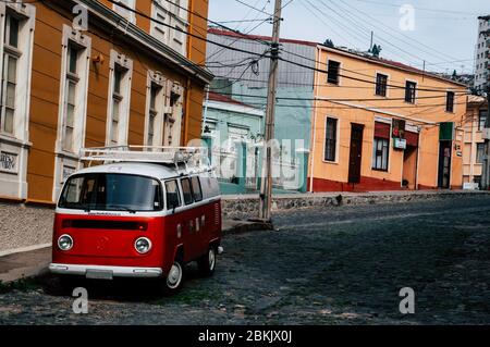 Ein alter VW Bus (T2) in einer leeren Straße in Chile Stockfoto