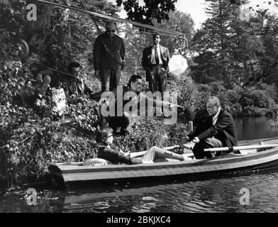 AUDREY HEPBURN und GARY COOPER am Set-Ort haben während der Dreharbeiten in Rowing Boat for LOVE AM NACHMITTAG 1957 das Drehbuch BILLY WILDER und I.A.L. für Regisseur BILLY WILDER gedreht Diamond Billy Wilder Productions / Allied Artists Pictures Stockfoto