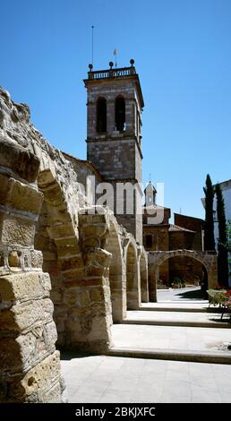 Spanien, Katalonien, Provinz Lleida, Region Urgell, Anglesola. Glockenturm der Kirche von Saint Paul von Narbonne, an den Wänden der alten Gebäude befestigt. Stockfoto