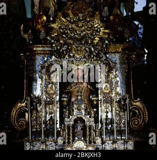 Spanien. Galicien. Kathedrale von Santiago de Compostela. Hauptaltar, Detail. Statue des heiligen Jakobus. 12. Jahrhundert. Stockfoto