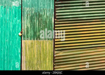 Grüne und gelbe Wellblech als Tür Stockfoto