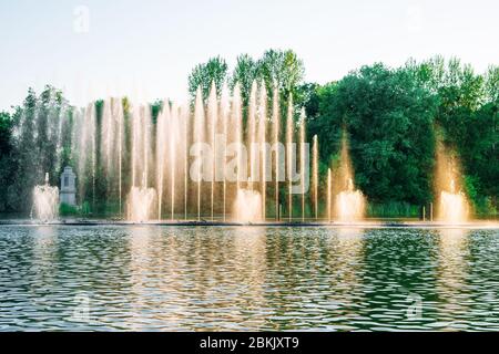 Winnitsa, Ukraine. Fontänen zeigen mit Musik und Farbe. Brunnen, die auf dem Fluss plätschern. Tanzende Brunnen an einem schönen Sommerabend Stockfoto