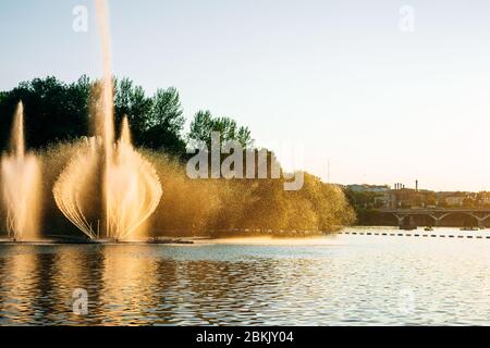 Winnitsa, Ukraine. Farbbrunnen auf dem See im Sommer sonnigen Tag. Tanzender Brunnen auf grünem Park Hintergrund. Springbrunnen-Show Stockfoto