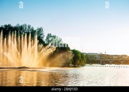 Winnitsa, Ukraine. Farbbrunnen auf dem See im Sommer sonnigen Tag. Tanzender Brunnen auf grünem Park Hintergrund. Springbrunnen-Show Stockfoto